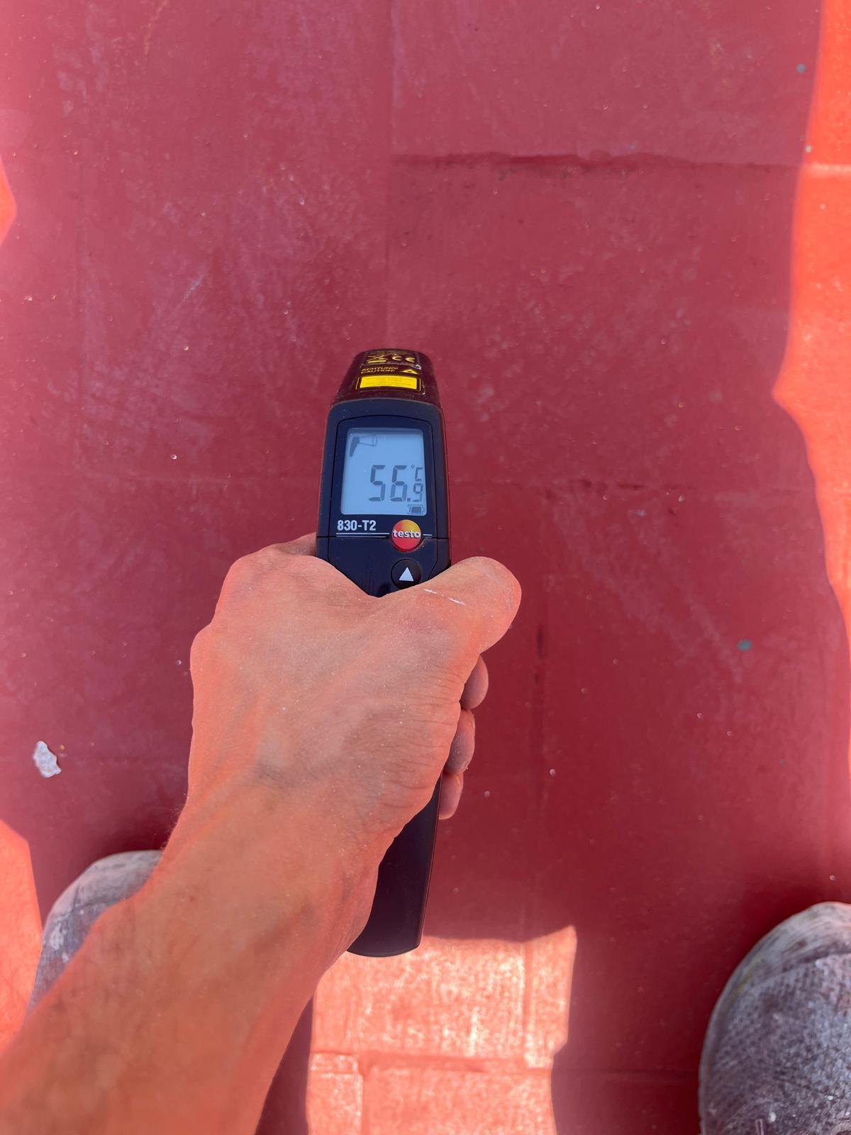 Medición de temperatura superficial antes de la aplicación, con un registro de 56,9 grados Celsius