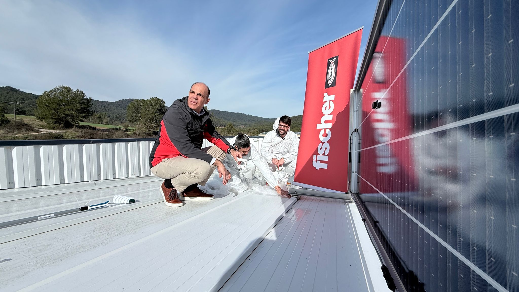 Equipo profesional trabajando sobre una cubierta junto a instalaciones solares