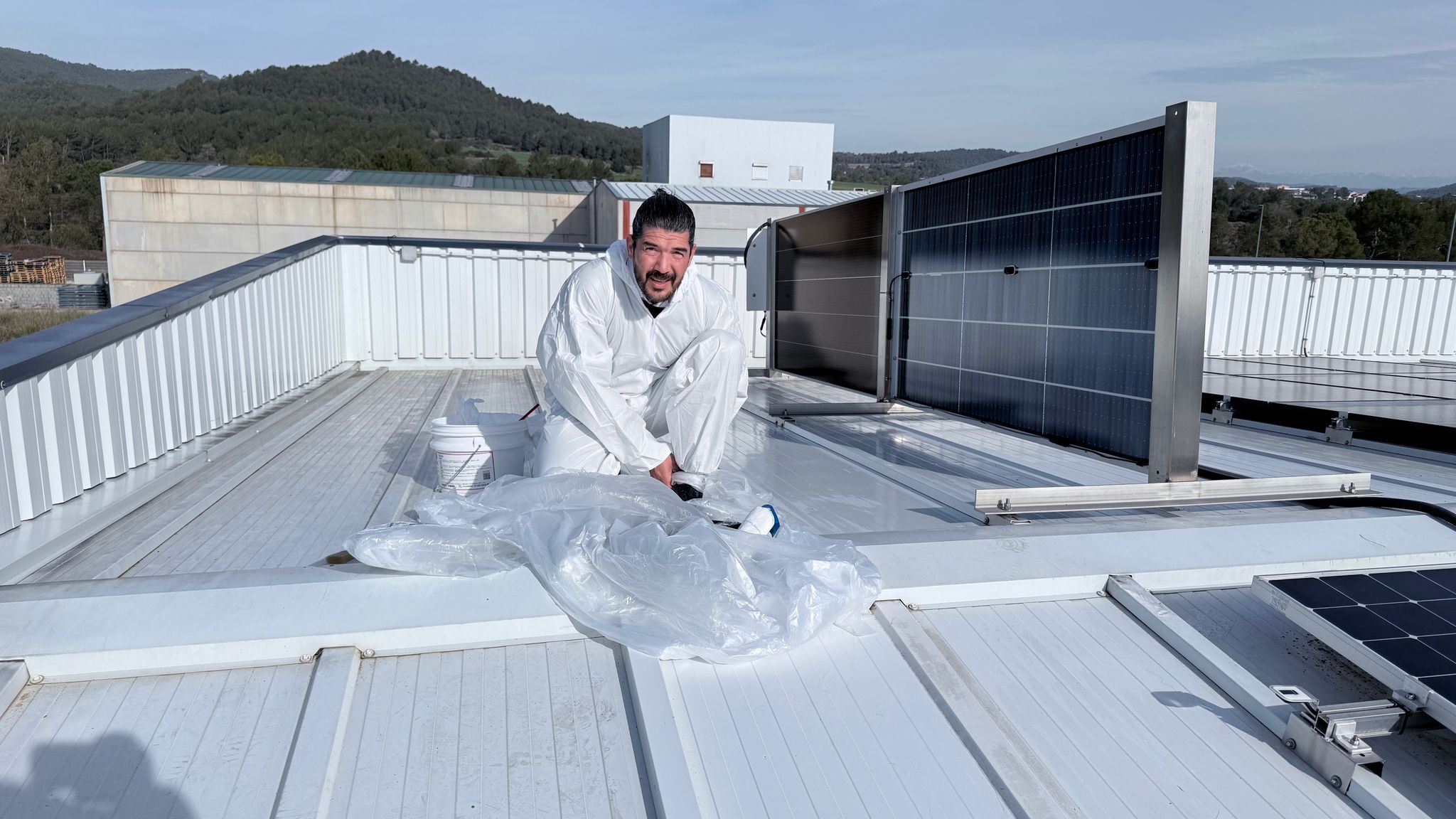 Profesional trabajando sobre una cubierta metálica tratada con Escudo Térmico Total
