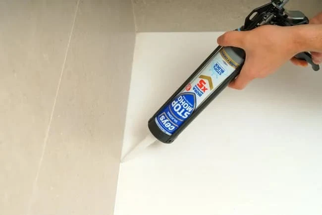 Renovaci&oacute;n de silicona en plato de ducha