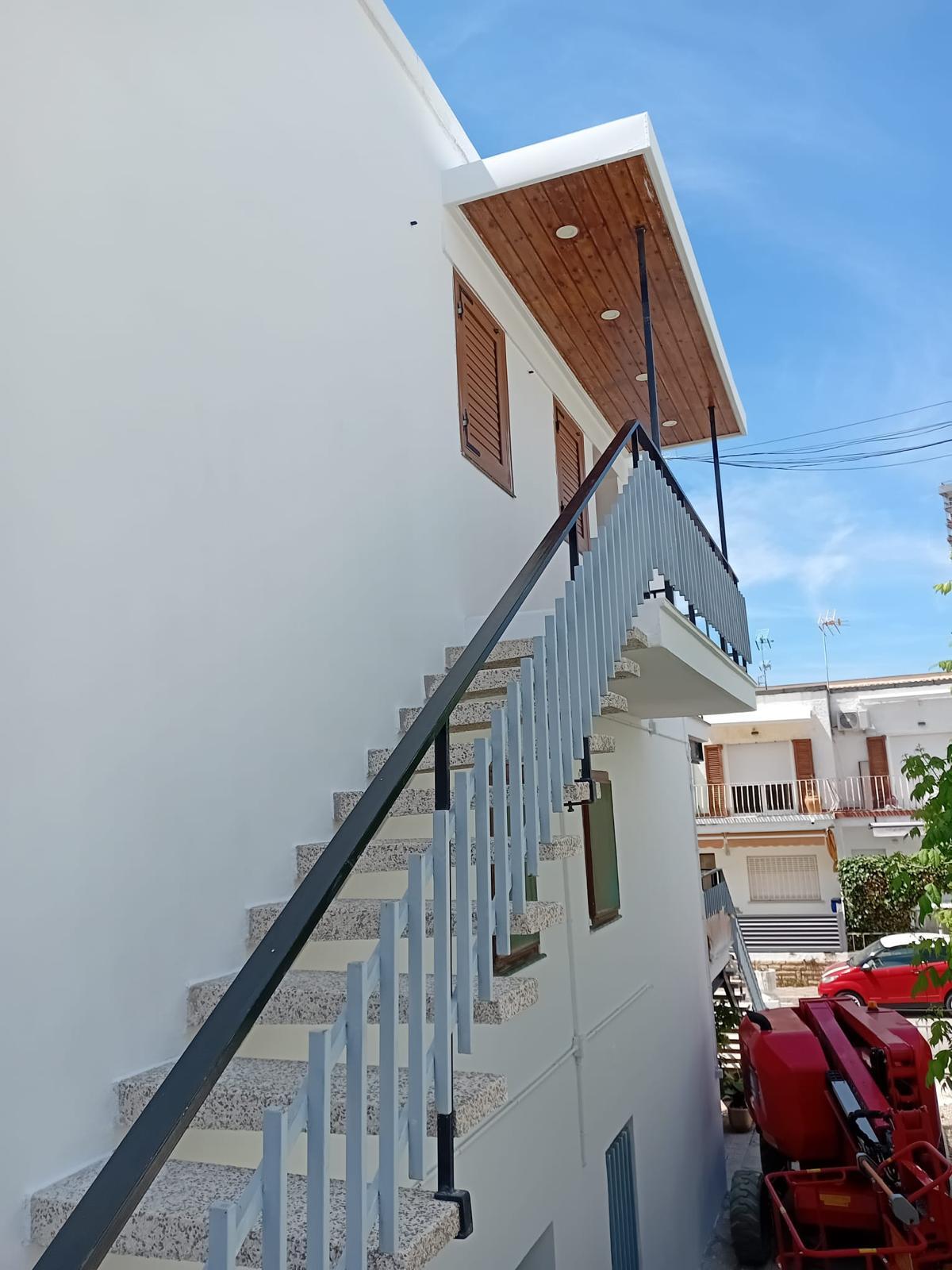 Vivienda con fachada blanca después de la aplicación del revestimiento