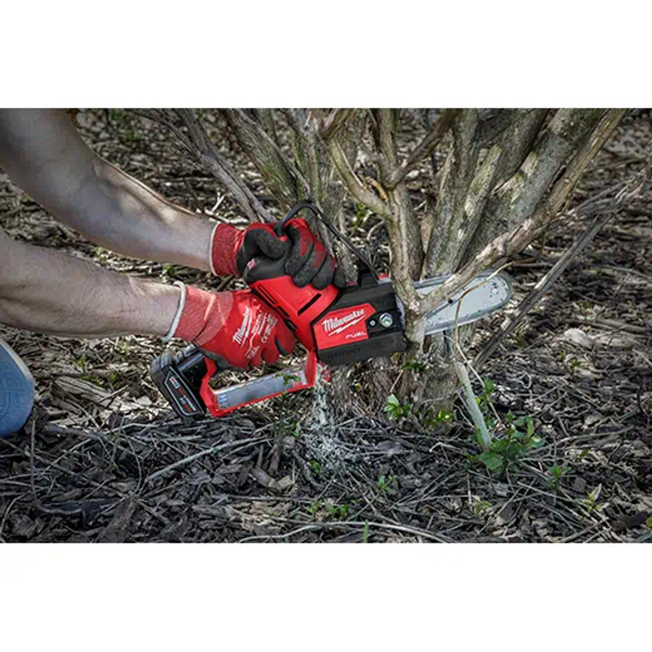 Milwaukee M12 Fuel Hatchet 6 In. 12V Pruning Saw Kit