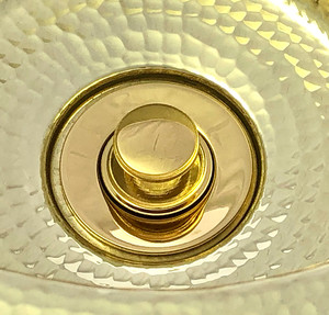 410 Lift N' Turn drain in shiny brass. 410 Lift N' Turn drain in shiny brass.