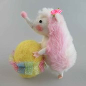 Felt Hedghog holding Egg pink and white 10x5x11cm