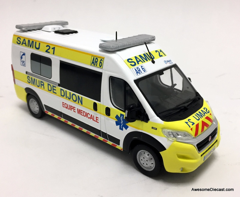 1 24 scale model ambulance