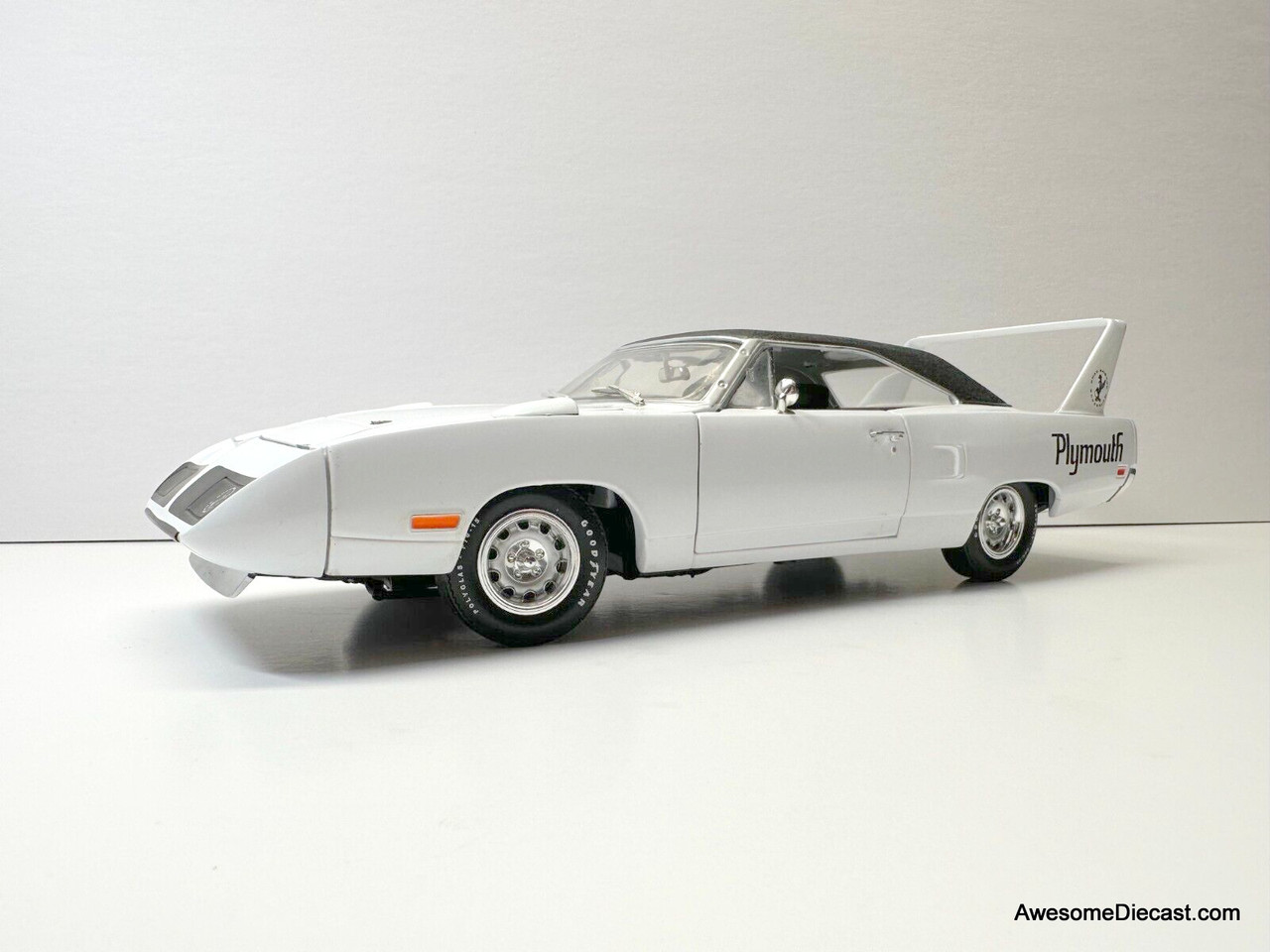 1970 Plymouth Superbird, White 1:18 Diecast Model by American Muscle