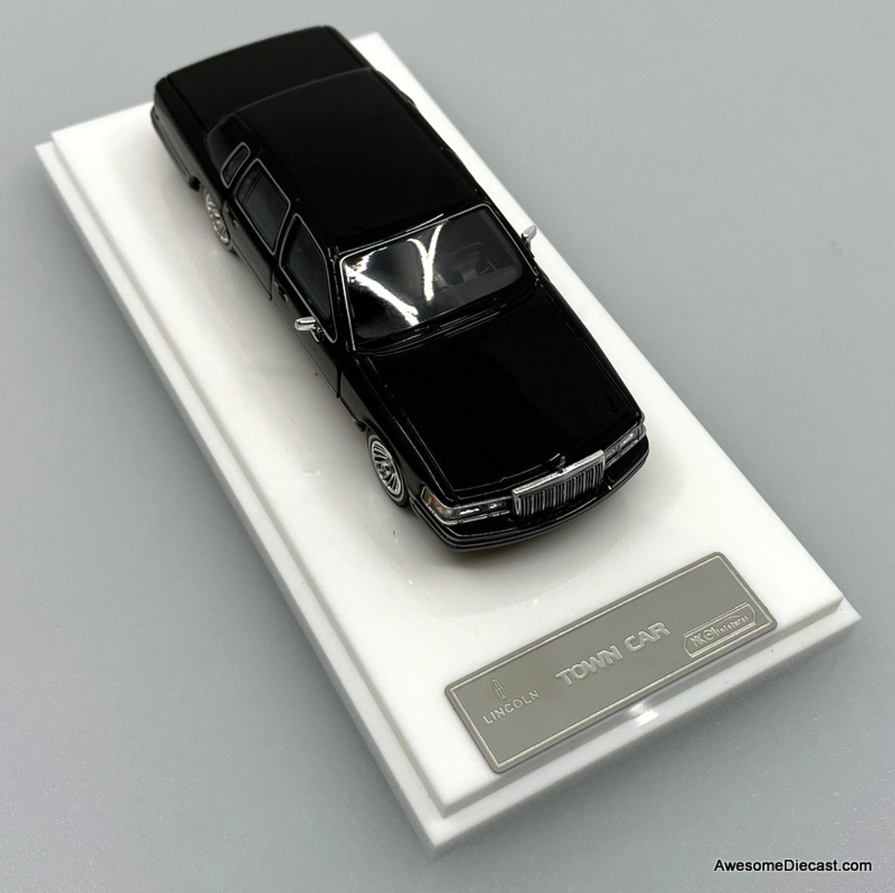 Lincoln Town Car Luxury Sedan, Black 1:64 Diecast Model Car