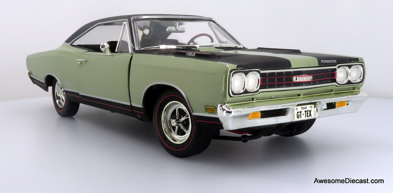 ミニカー 1969 Plymouth GTX 1:18 Scale 1969 Plymouth GTX , Green/Black 1:18 Diecast Model Car by American