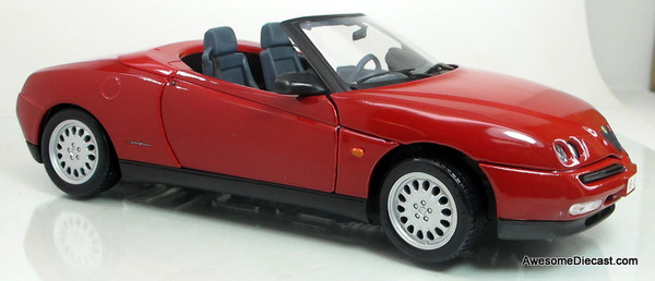 1995 Alfa Romeo Spider Convertible, Red 1:18 Diecast Model Car by Maisto
