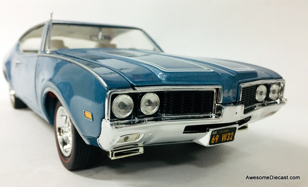 American Muscle Mint 1:18 1969 Oldsmobile 4-4-2, Metallic Blue