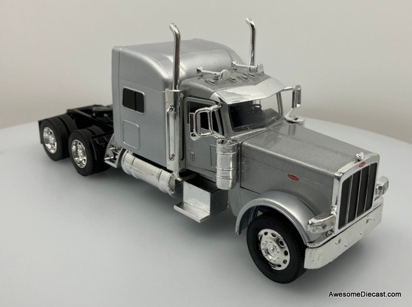 New Ray 1:32 Peterbilt 389 Sleeper Cab, Silver