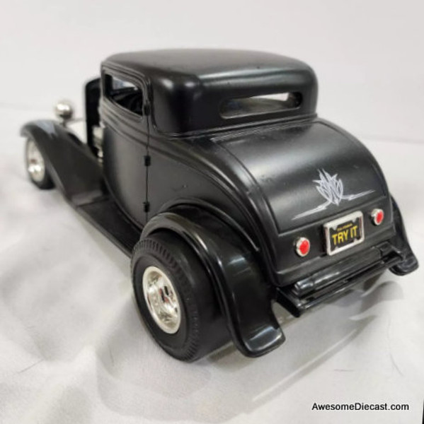 1932 Ford Coupe Hot Rod, Matte Black 1:18 Diecast Model Car
