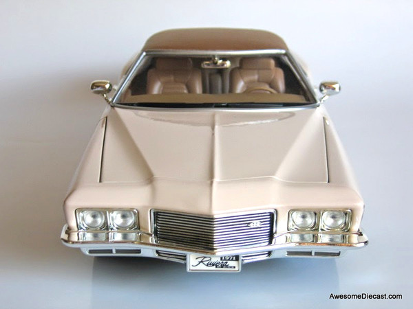 1971 Buick Riviera GS, Cream/Brown 1:18 Diecast Model by Road