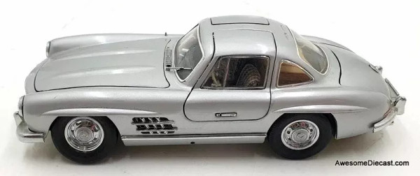 1955 Mercedes 300 SL Gullwing, Silver 1:24 Diecast Model Car by