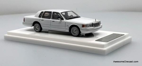 Lincoln Town Car, White 1:64 Diecast Model Car by MK Minatures