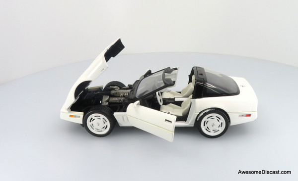 1988年型コルベット ホワイトオープンモデル1/24 1988 Corvette Convertible - White 1:24 Diecast Model by