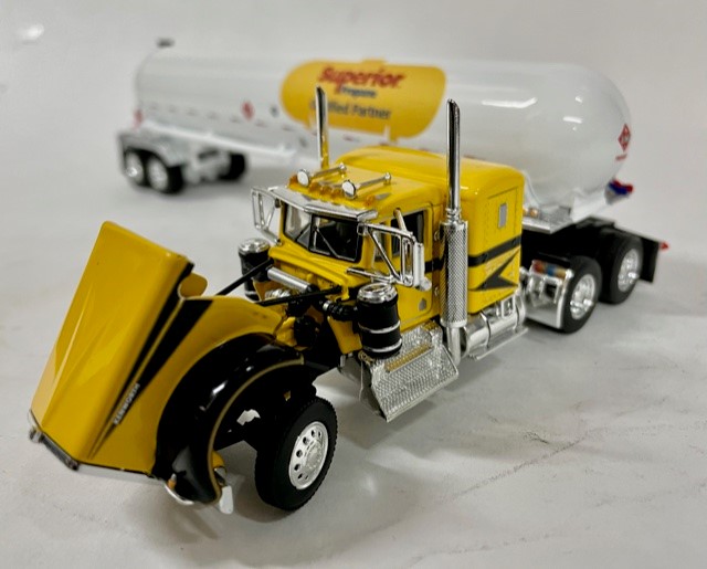 DCP by FG 1:64 KW W900A w/ Propane Tanker - Superior Propane