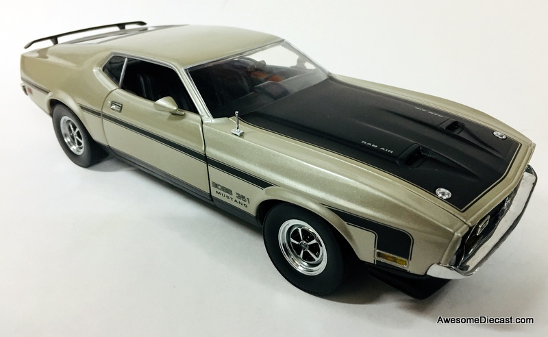 Sun Star 1:18 1971 Ford Mustang Boss 351, Silver