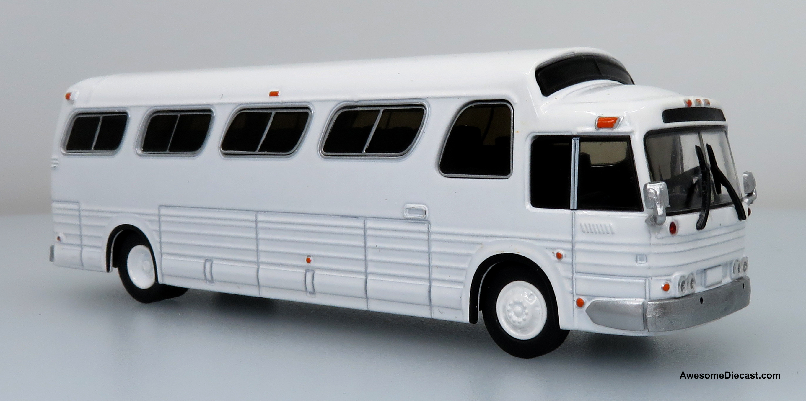 Iconic Replicas 1:87 1966 GM PD4107 "Buffalo" Coach: Blank White