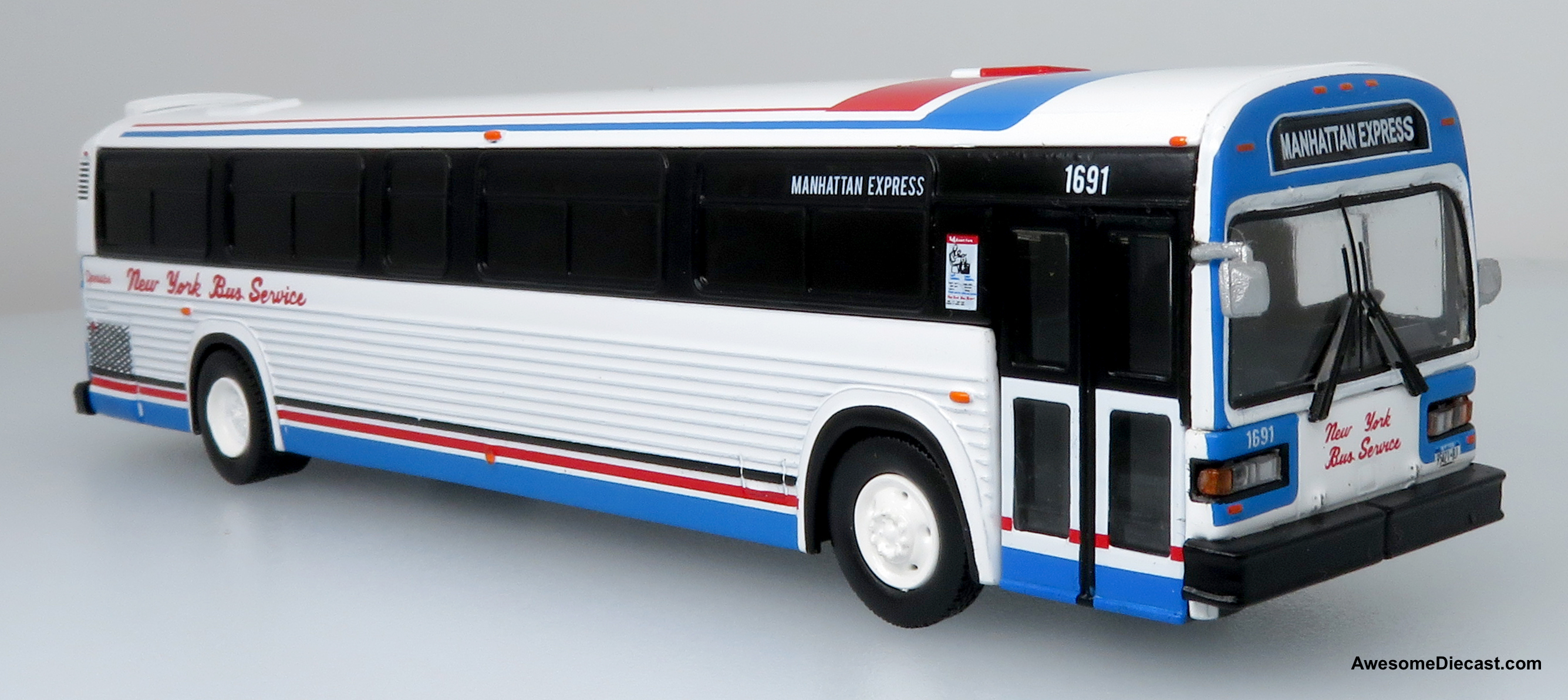 Iconic Replicas MCI Classic Suburban Bus 1:87: New York Bus Service