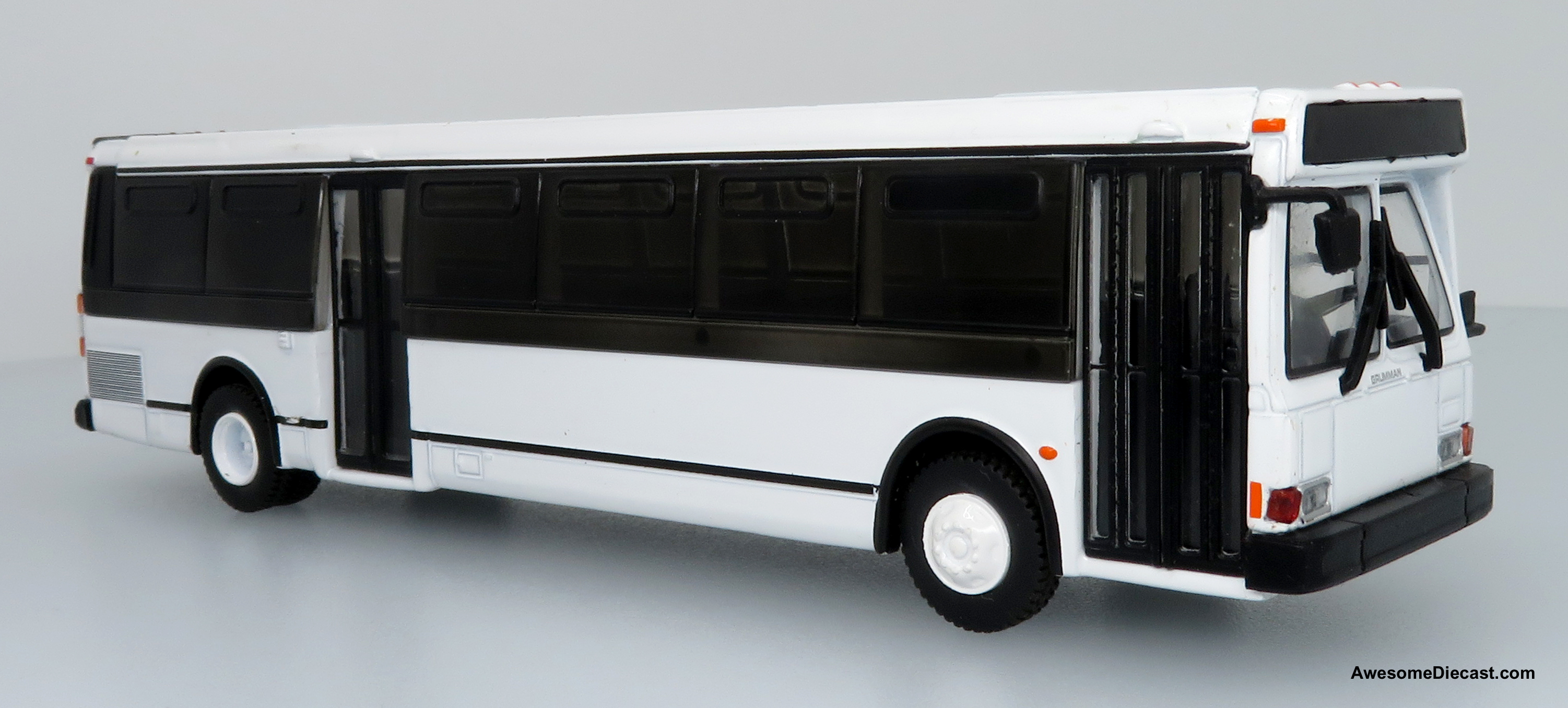 Iconic Replicas 1:87 1980 Grumman 870 Transit Bus: Blank White