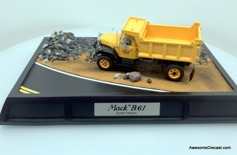 RARE!! Franklin Mint 1:43 Mack B-61 Dump Truck w/Base and Accessories