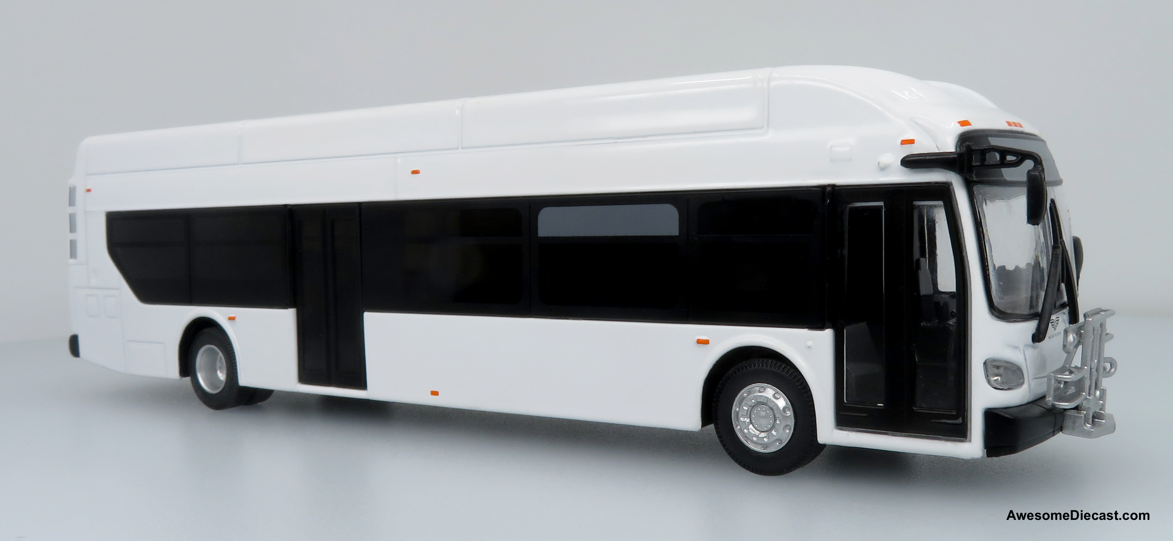 Iconic Replicas NFI Xcelsior XN40 Transit Bus 1:64: Blank White