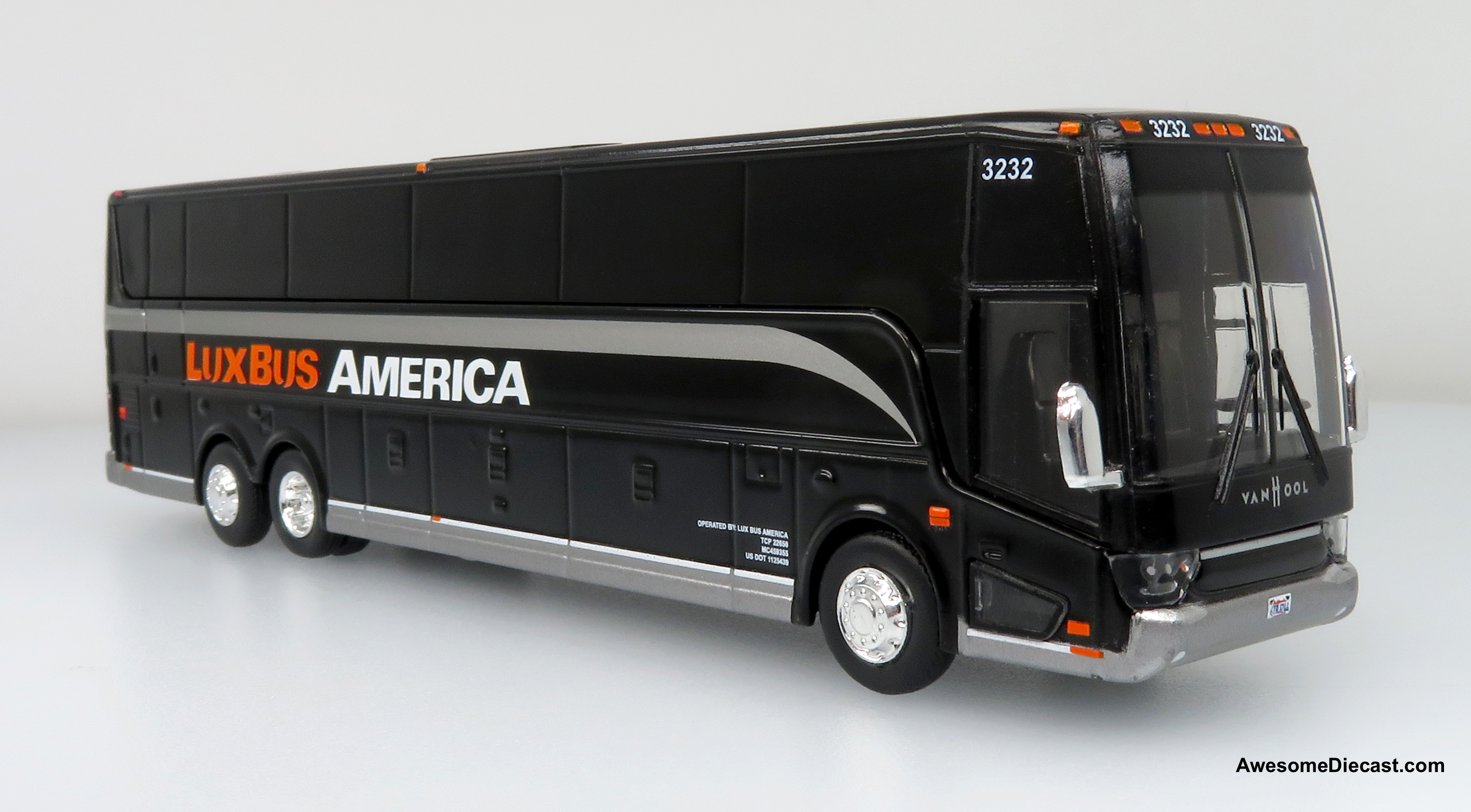 Iconic Replicas 1:87 Van Hool TX45 Coach: Lux Bus America