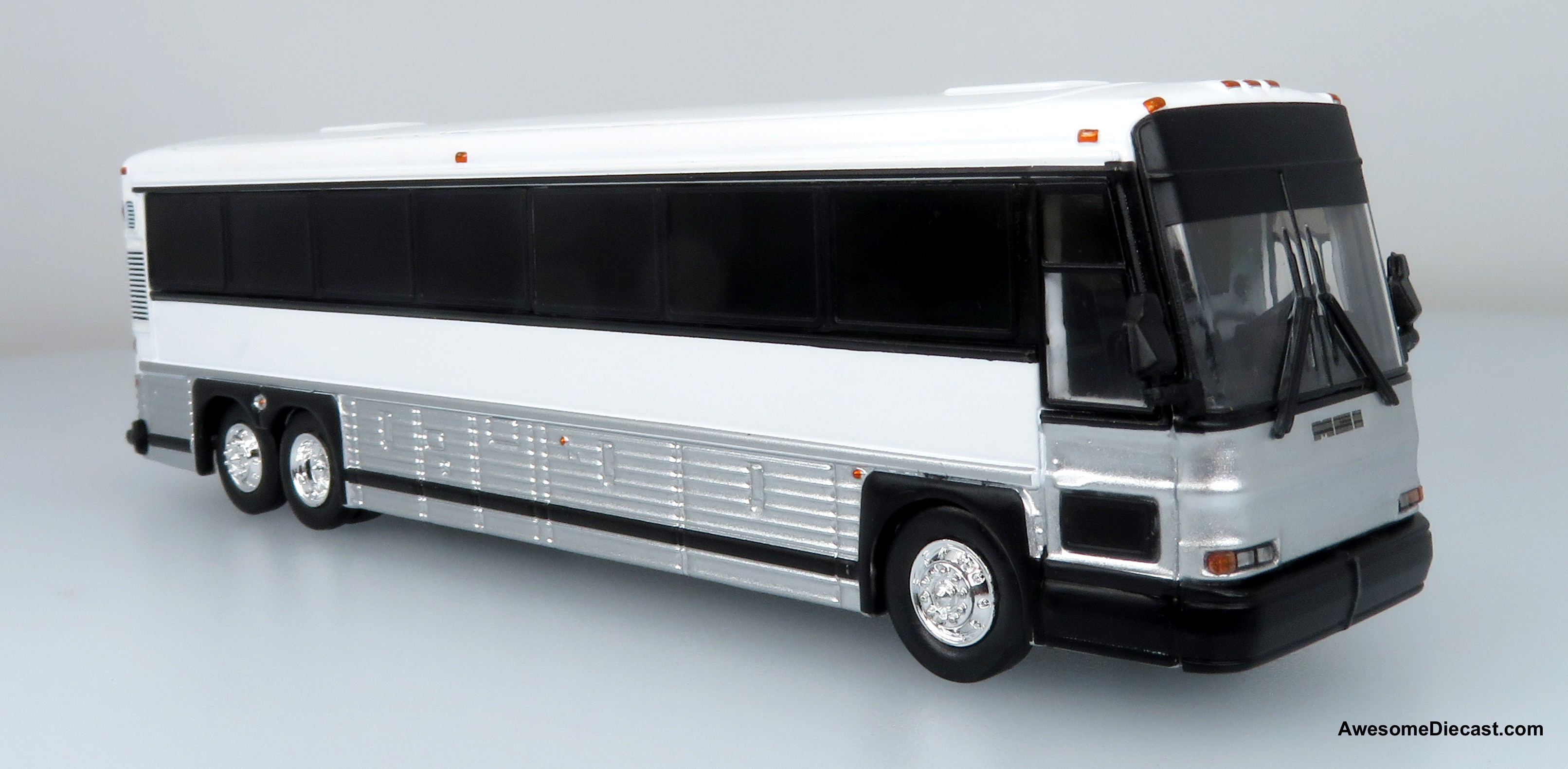 Iconic Replicas 1:87 MCI D4000 Coach: Blank White