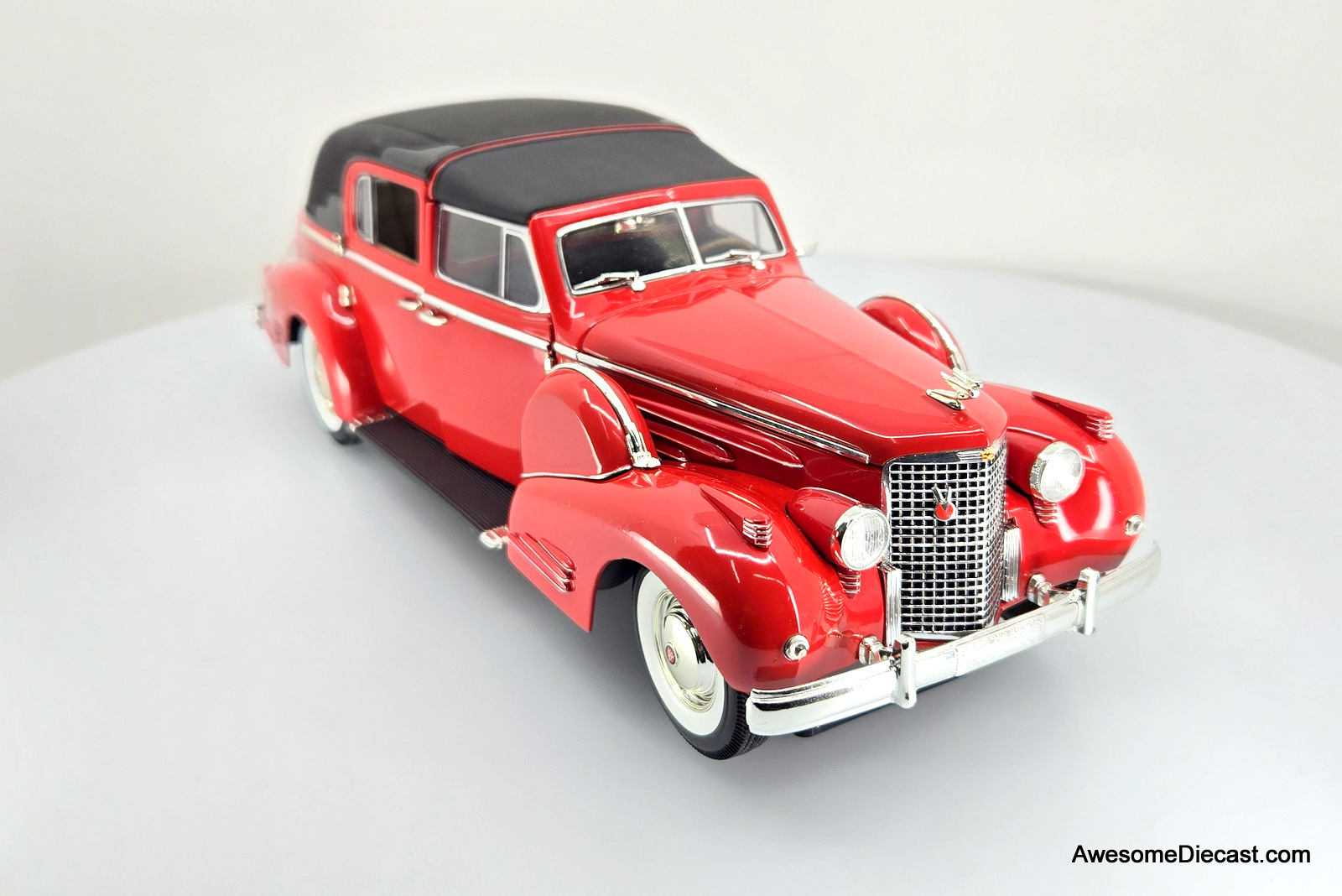 Signature Models 1:18 1938 Cadillac V16 Fleetwood, Red