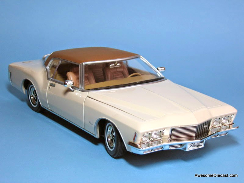 1971 Buick Riviera GS, Cream/Brown 1:18 Diecast Model by Road Signature
