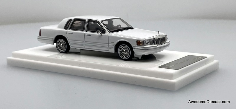 Lincoln Town Car, White 1:64 Diecast Model Car by MK Minatures