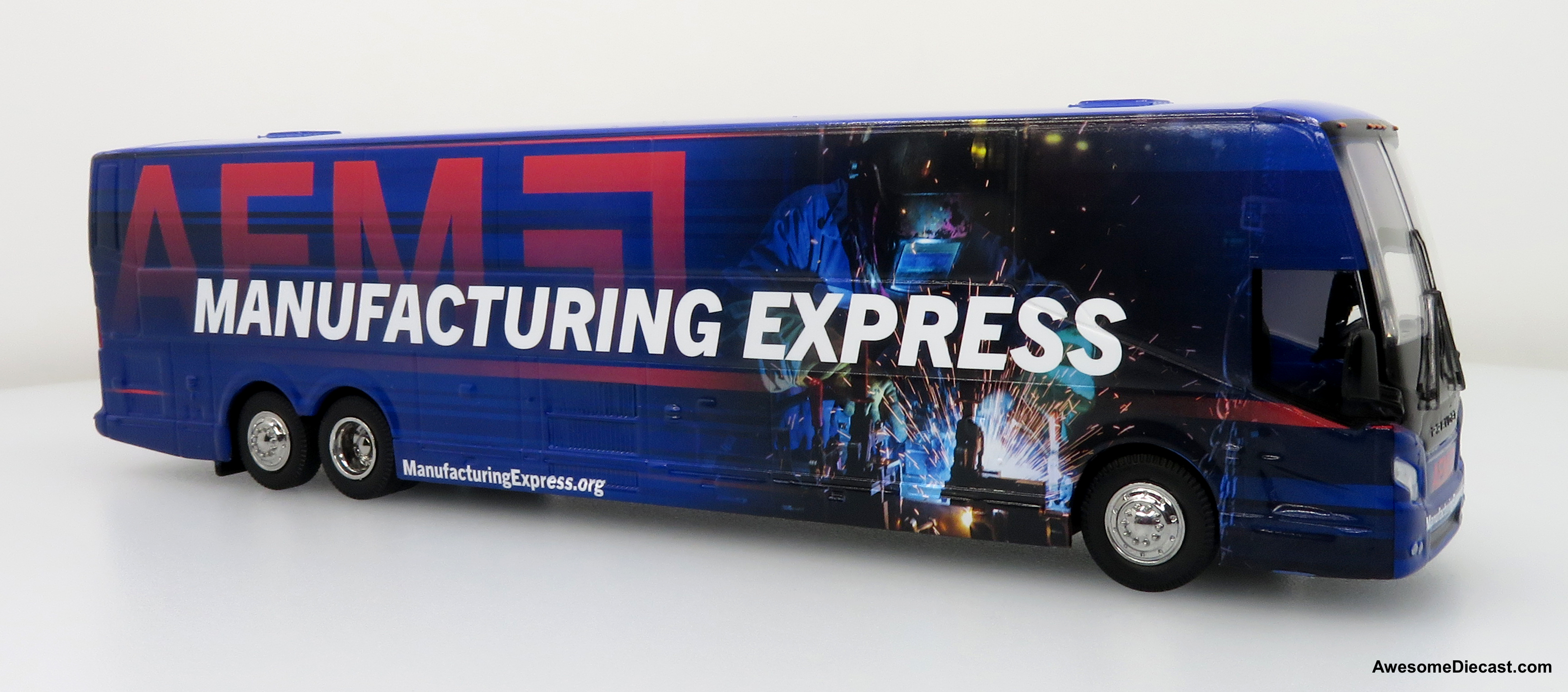 Prevost H3-45 Coach: AEM Manufacturing Express 1:64 Diecast Model Bus by Iconic Replicas