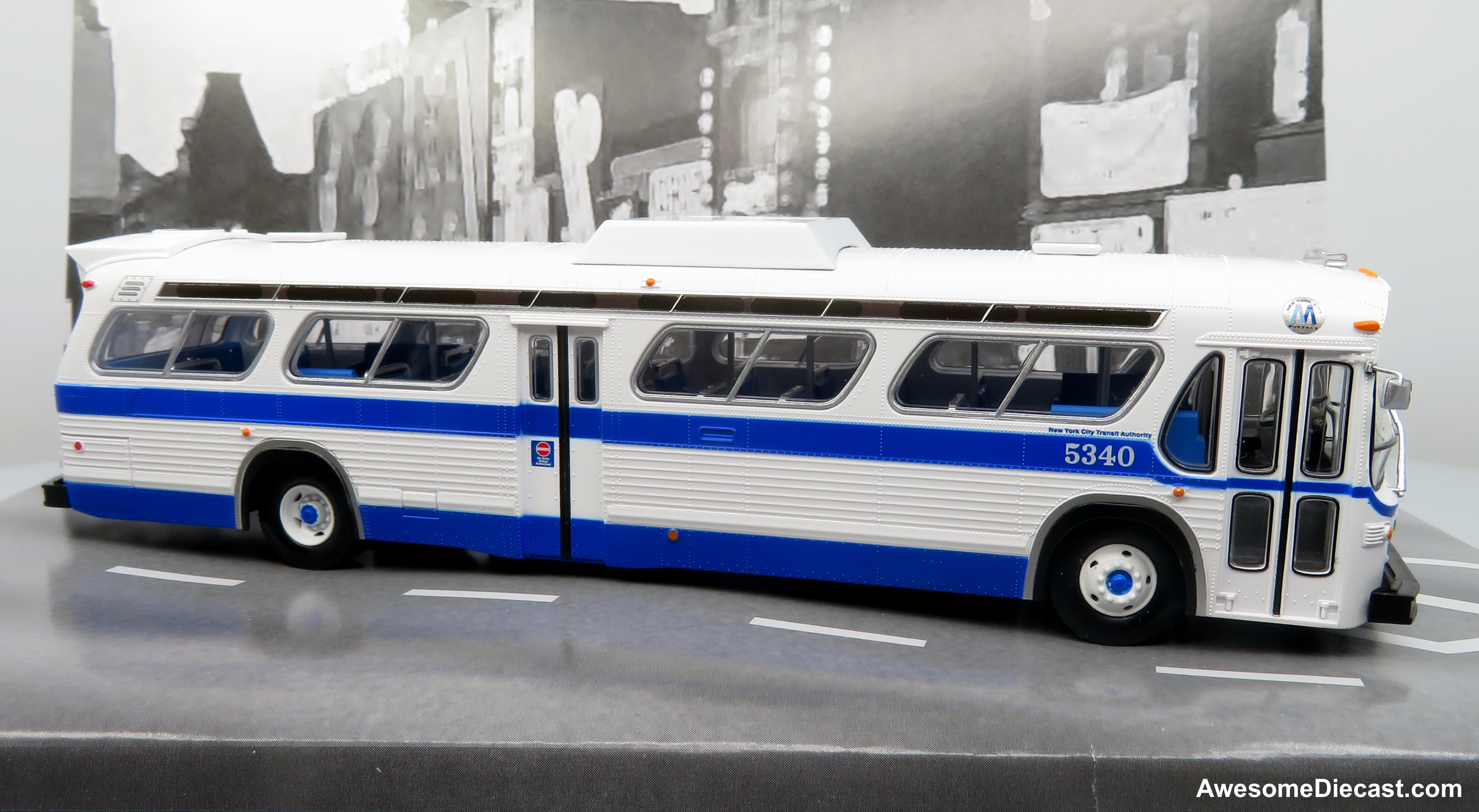 GM New Look Transit Bus: MTA New York City 1:87 (HO) ABS Plastic Bus by Rapido