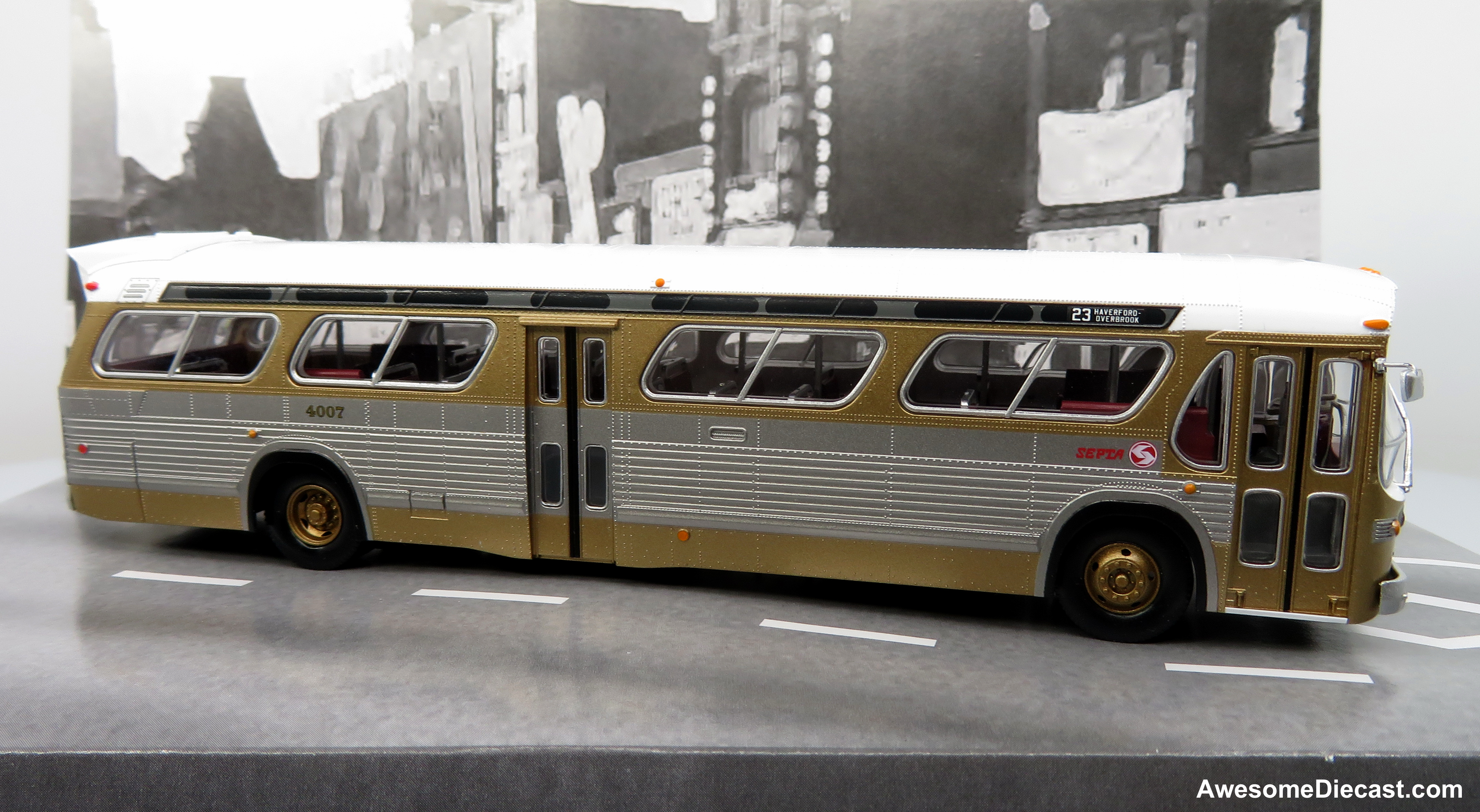 GM New Look Transit Bus: Philadelphia SEPTA - Early Scheme 1:87 (HO) ABS Plastic Bus by Rapido