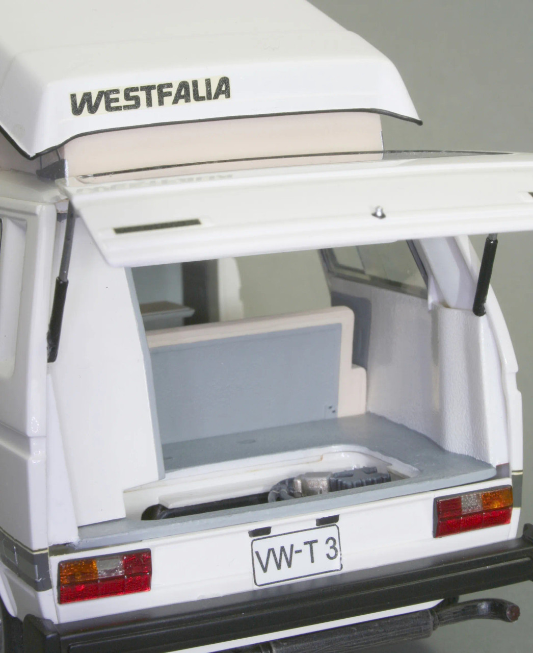 RAG07344 - Revell - 1/25 Volkswagen Westfalia Camper 'Joker'