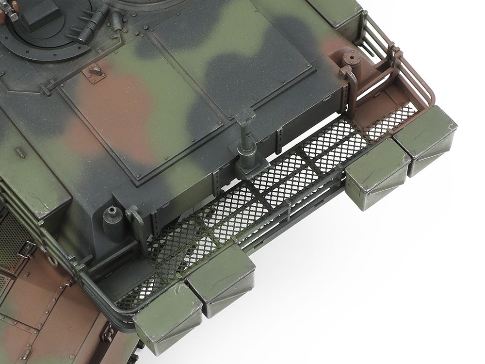25216 - Tamiya 1/35 M1A1 Abrams Tank - Ukraine