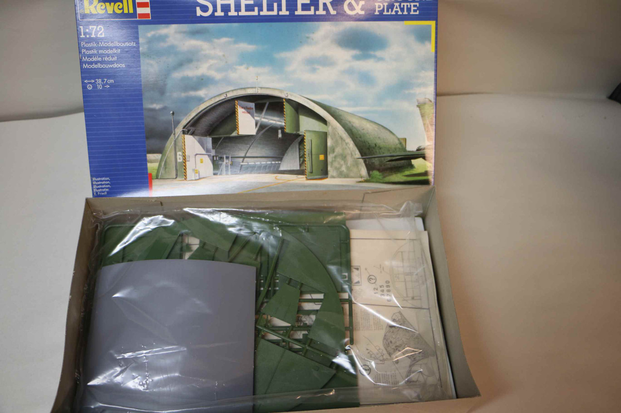 レベル　1/72 シェルター　SHELTER 4389 4389 - Revell 1/72 Shelter & Ground Plate