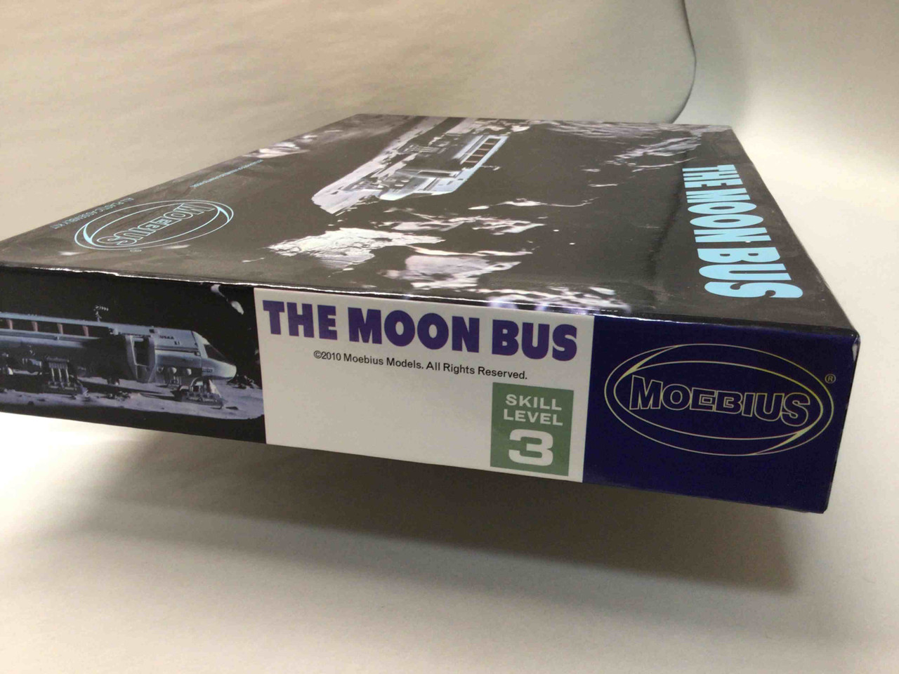Moebius 1/55 2001: A Space Odyssey Moon Bus MOE2001-1 Preowned