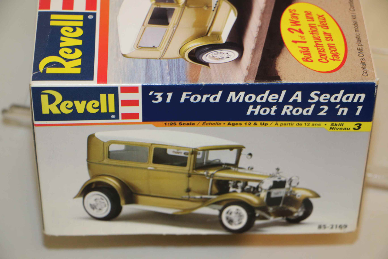 85-2169 - Revell 1/25 31 Ford Model A Sedan 2 'n 1
