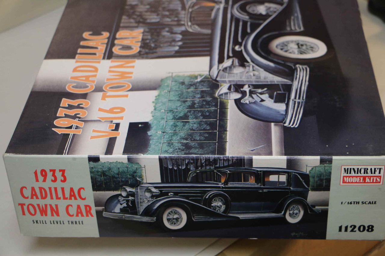 11208 - Minicraft - 1/16 1933 Cadillac V16 Town Car PREOWNED