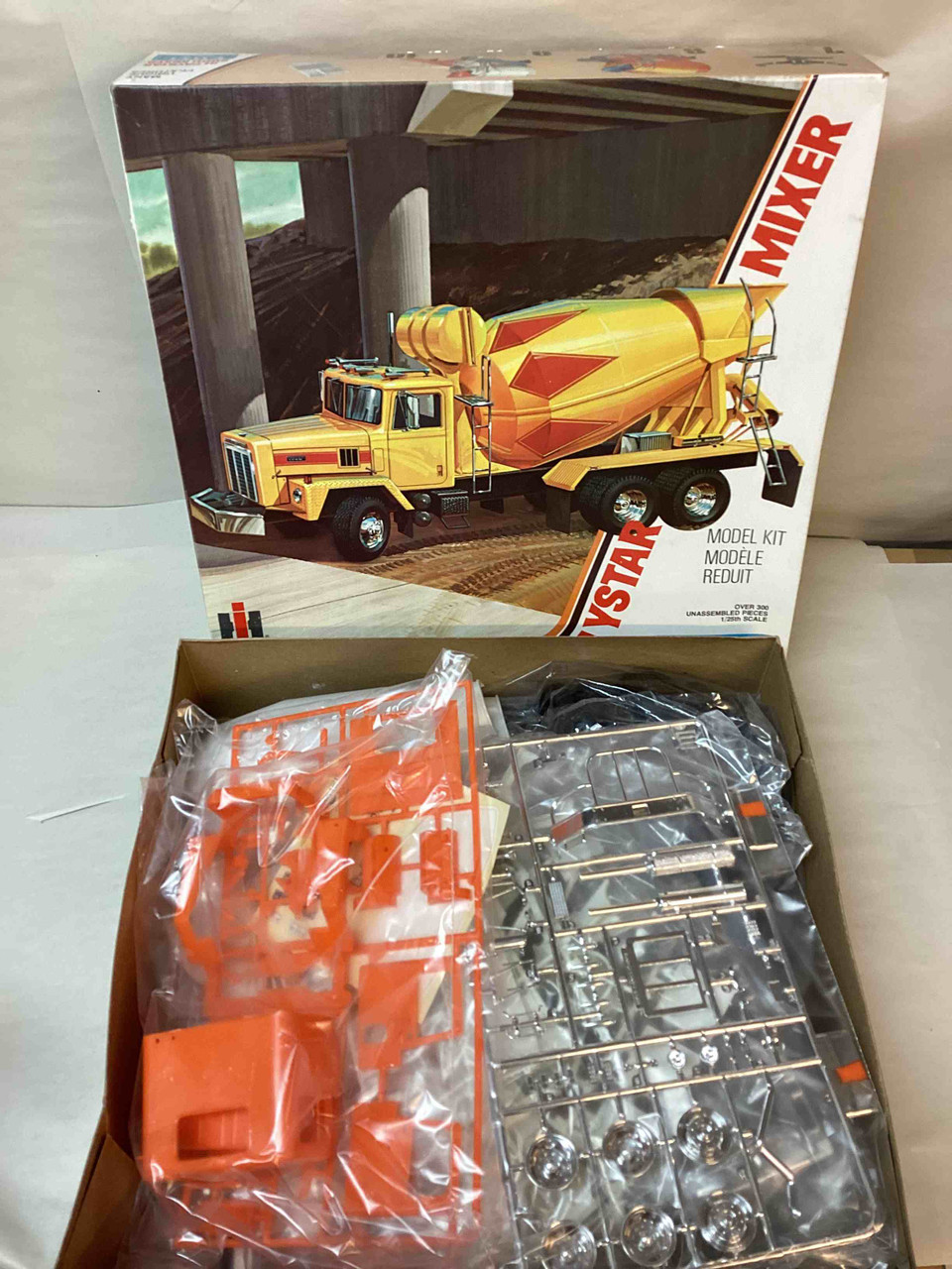8027 - ERTL 1/25 International Paystar 5000 Mixer - Preowned