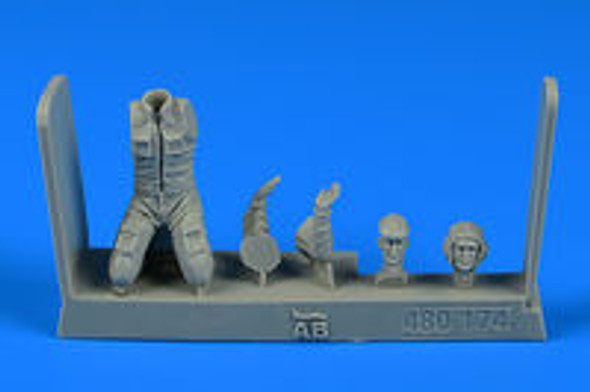 ABN480174 - Aero Bonus - 1/48 Soviet Aircraft Mechanic (Cold War Era; Kneeling)