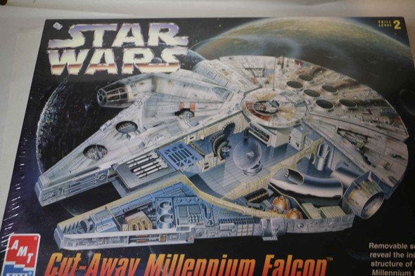 AMT8789 - AMT Star Wars Cut-away Millenium Falcon