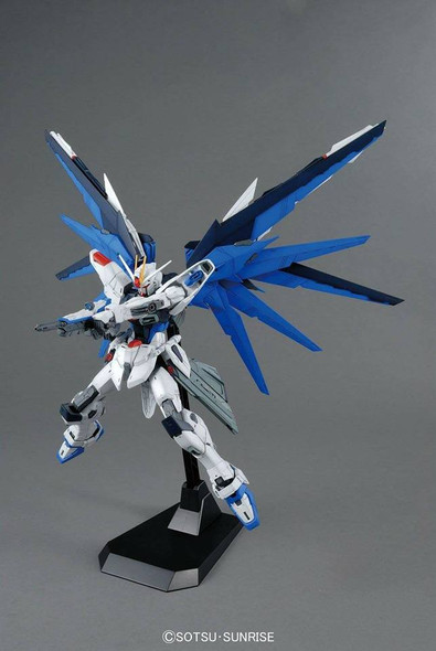 BAN5061611 - Bandai MG Freedom Gundam 2.0