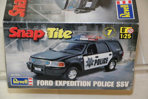 RMX85-1972 - Revell 1/25 Ford Expedition Police SSV