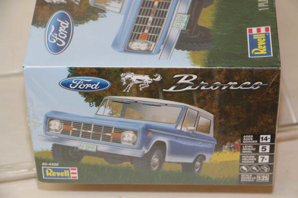 RMX85-7214 - Revell 1/24 1980 Ford Bronco 2'n 1