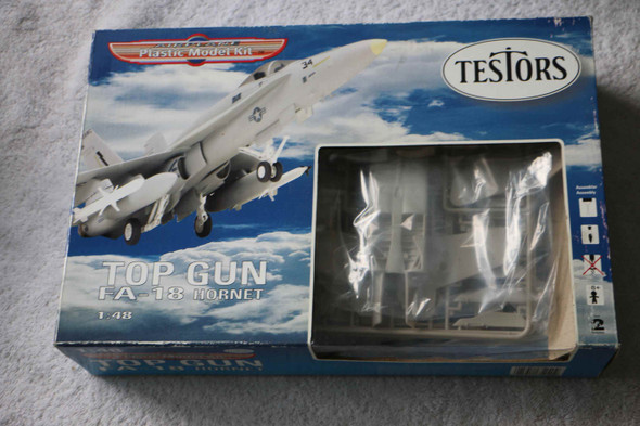 TES7524 - Testors 1/48 FA-18 Hornet w/Top Gun hat