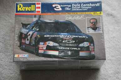 RMX85-2585 - Revell 1/24 2000 Monte Carlo Dale Earnhardt - WWWEB10101297