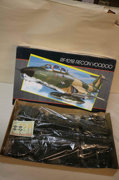 MON5818 - Monogram 1/48 RF-101B Recon Voodoo - PREOWNED117535